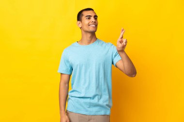 Afrikalı Amerikalı erkek izole olmuş, parmaklarını çapraz yapıp en iyisini diliyor.