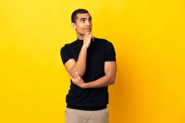 Tecrit edilmiş bir geçmişi olan Afrikalı Amerikalı bir adam.