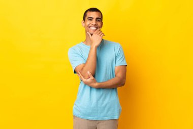 Afrika kökenli Amerikalı adam mutlu ve gülümsüyor.