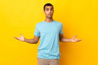 Tecrit edilmiş bir geçmişi olan Afrikalı Amerikalı bir adam.