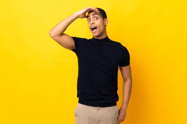 Afrika kökenli Amerikalı bir adam. Yan tarafa bakarken sürpriz jest yapıyor.