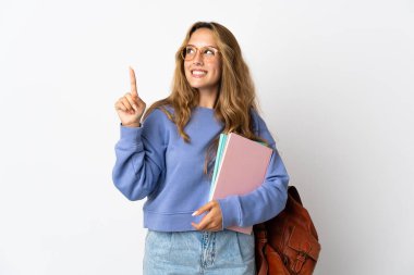 Beyaz arka planda izole edilmiş genç bir bayan harika bir fikre işaret ediyor.