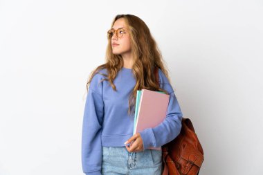 Beyaz arka planda izole edilmiş genç bir bayan, yan tarafa bakıyor.