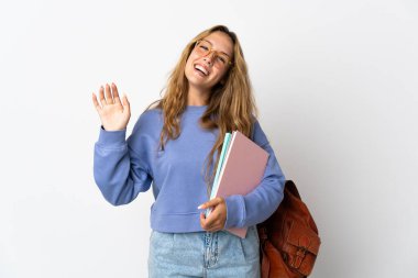 Beyaz arka planda izole edilmiş genç bir bayan mutlu bir ifadeyle selamlıyor.