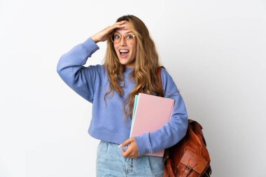 Beyaz arka planda izole edilmiş genç bir bayan yan tarafa bakarken sürpriz jest yapıyor.