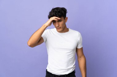 Arjantinli genç adam arka planda baş ağrısı ile izole edildi