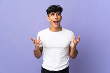 Arjantinli genç bir adam arka planda izole edilmiş.