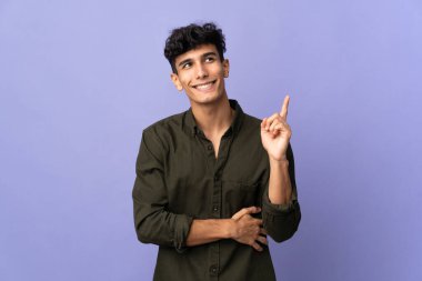 Arjantinli genç adam arka planda izole edilmiş.