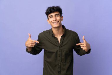 Arjantinli genç adam gururlu ve kendinden memnun.