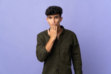 Arjantinli genç adam arka planda izole edilmiş, ağzı eliyle kapatıyor.