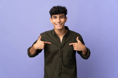 Arjantinli genç adam arka planda yalıtılmış ve şaşırmış bir yüz ifadesi var.