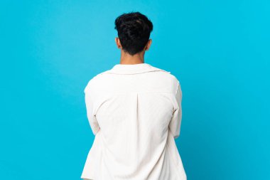 Arjantinli genç adam arka planda izole edilmiş.