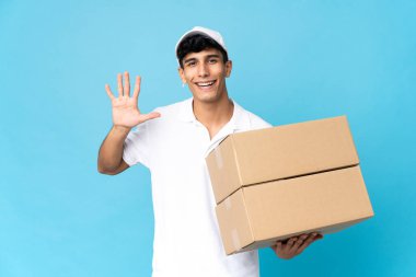 Delivery Argentinian man isolated on blue background counting five with fingers