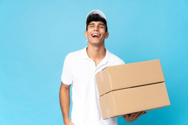 Arjantinli adam mavi arka planda izole bir şekilde gülüyor.