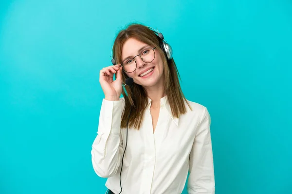 Telemarketer Αγγλίδα Γυναίκα Που Εργάζεται Ένα Ακουστικό Απομονωμένο Μπλε Φόντο — Φωτογραφία Αρχείου