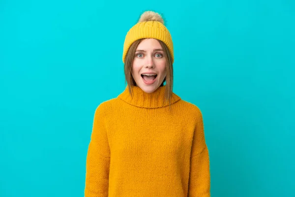Νεαρή Αγγλίδα Που Φοράει Χειμωνιάτικο Μπουφάν Απομονωμένη Μπλε Φόντο Έκφραση — Φωτογραφία Αρχείου