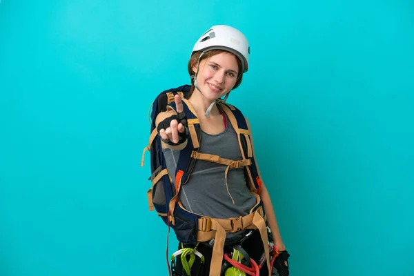 Joven Escaladora Inglesa Aislada Sobre Fondo Azul Mostrando Levantando Dedo —  Fotos de Stock