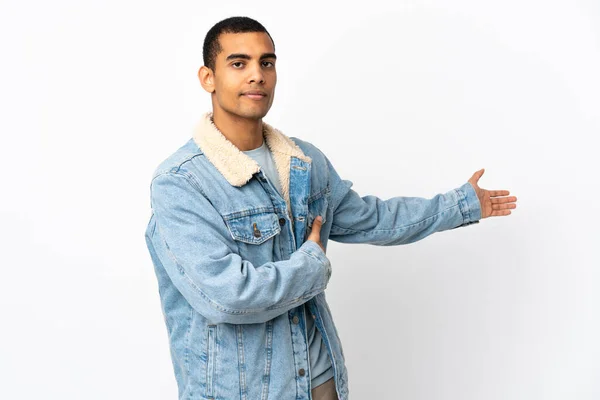 Africano Homem Americano Sobre Isolado Fundo Branco Estendendo Mãos Para — Fotografia de Stock