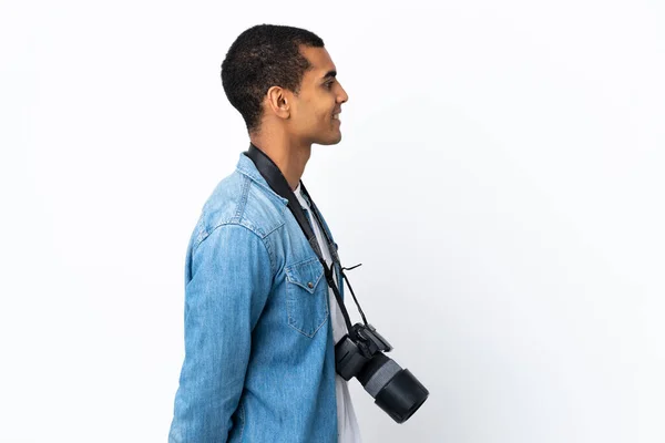 Fiatal Afro Amerikai Fotós Férfi Felett Elszigetelt Fehér Háttér Néz — Stock Fotó