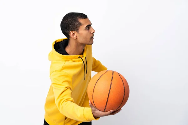 Афроамериканец Белом Фоне Играет Баскетбол — стоковое фото