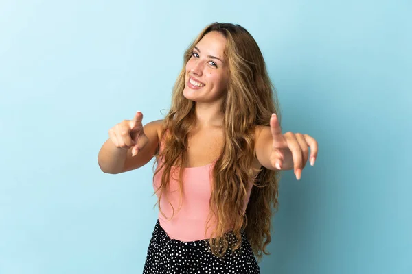 Mavi Arka Planda Izole Edilmiş Genç Sarışın Kadın Mutlu Bir — Stok fotoğraf