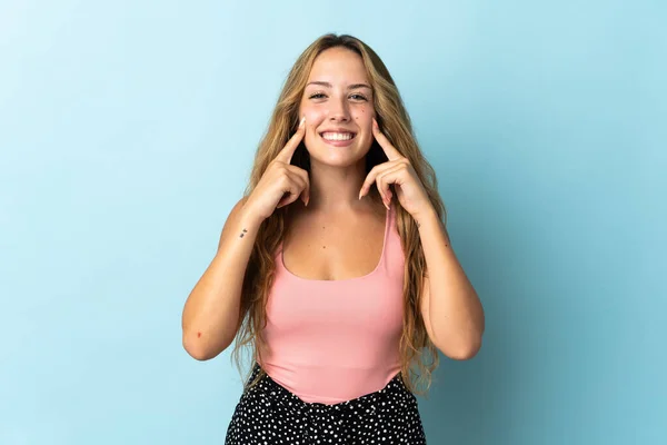 Mujer Rubia Joven Aislada Sobre Fondo Azul Sonriendo Con Una —  Fotos de Stock