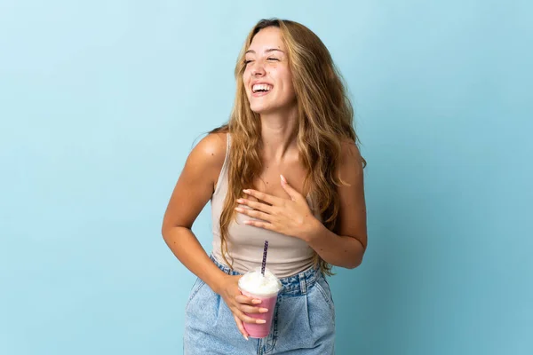 Mujer Joven Con Batido Fresa Aislado Sobre Fondo Azul Sonriendo — Foto de Stock