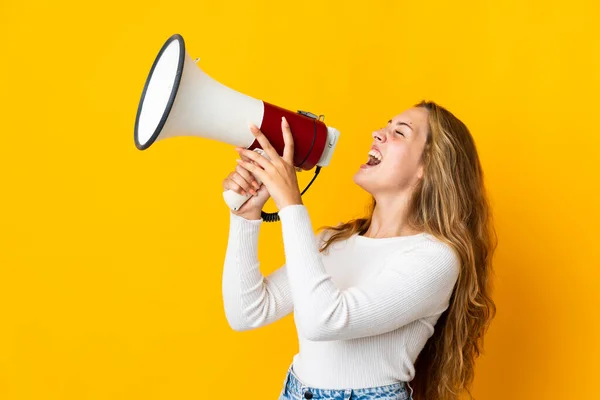 Jonge Blonde Vrouw Geïsoleerd Gele Achtergrond Schreeuwen Door Een Megafoon — Stockfoto