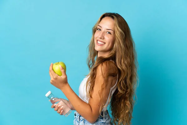 Jovem Loira Isolada Fundo Azul Com Uma Maçã Com Uma — Fotografia de Stock