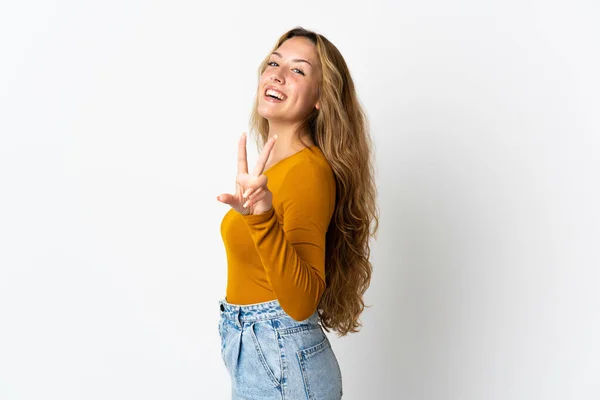 Mujer Rubia Joven Aislada Sobre Fondo Azul Sonriendo Mostrando Signo —  Fotos de Stock