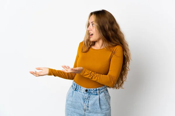 Jovem Loira Isolada Fundo Azul Com Expressão Surpresa Olhar Para — Fotografia de Stock