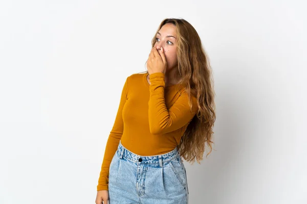 Giovane Donna Bionda Isolata Sfondo Blu Facendo Gesto Sorpresa Mentre — Foto Stock