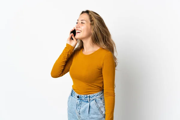 Giovane Donna Bionda Isolata Sfondo Blu Mantenendo Una Conversazione Con — Foto Stock