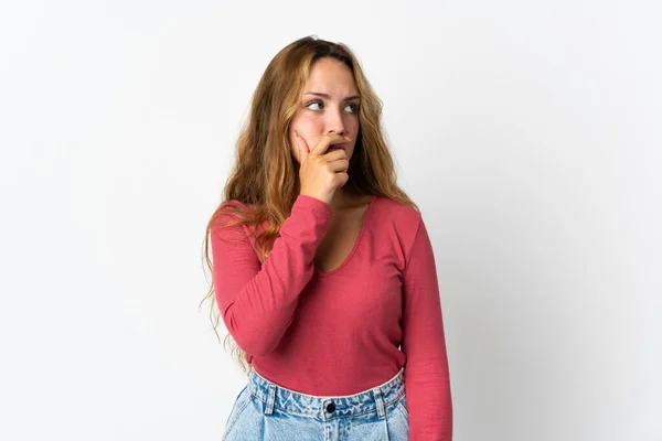 Jeune Femme Blonde Isolée Sur Fond Bleu Ayant Des Doutes — Photo