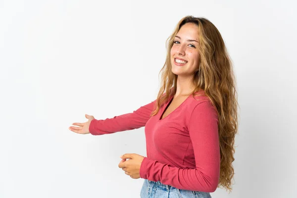 Jonge Blonde Vrouw Geïsoleerd Blauwe Achtergrond Uitstrekken Handen Naar Zijkant — Stockfoto