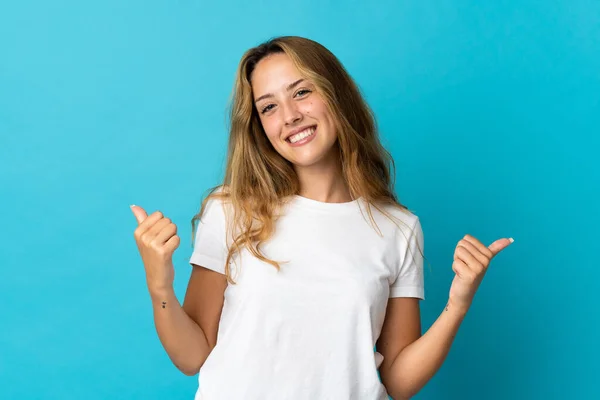 Mujer Rubia Joven Aislada Sobre Fondo Azul Con Los Pulgares — Foto de Stock