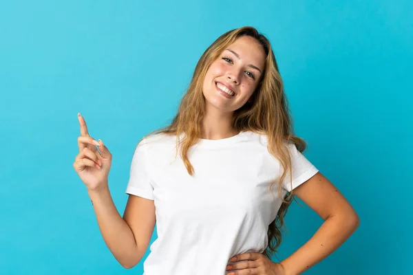 Jovem Loira Isolada Fundo Azul Mostrando Levantando Dedo Sinal Melhor — Fotografia de Stock