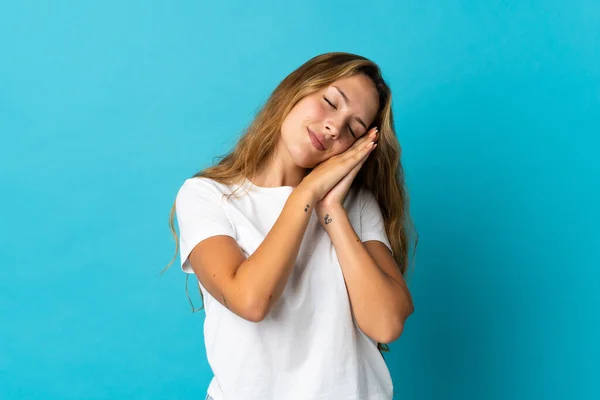 Mujer Rubia Joven Aislada Sobre Fondo Azul Haciendo Gesto Sueño — Foto de Stock