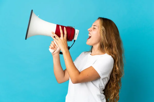 Jovem Loira Isolada Fundo Azul Gritando Através Megafone — Fotografia de Stock