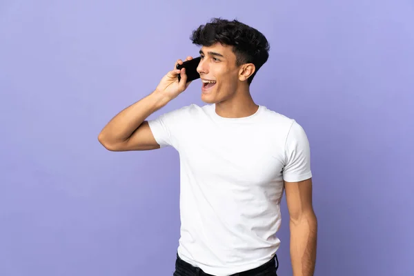 Young Argentinian Man Isolated Background Keeping Conversation Mobile Phone — Stockfoto