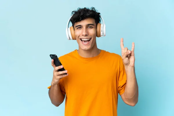 Νεαρός Αργεντίνος Απομονωμένος Στο Παρασκήνιο Ακούγοντας Μουσική Μια Κινητή Ροκ — Φωτογραφία Αρχείου