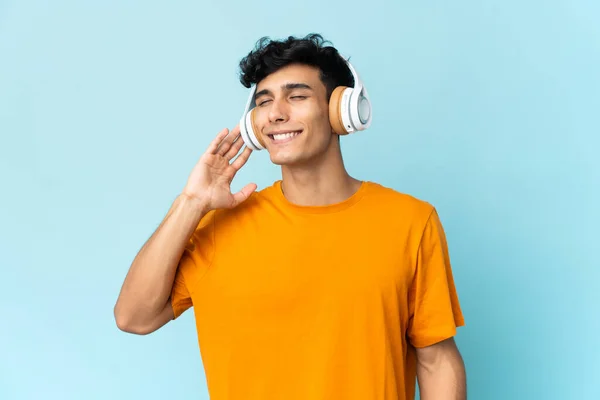 Jonge Argentijnse Man Geïsoleerd Achtergrond Luisteren Muziek Dansen — Stockfoto