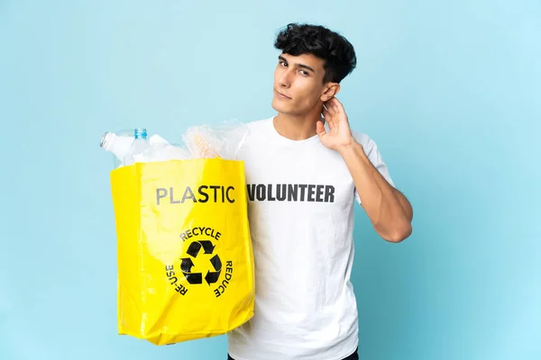 Mladý Argentinský Muž Drží Tašku Plnou Plastu Pochybuje — Stock fotografie