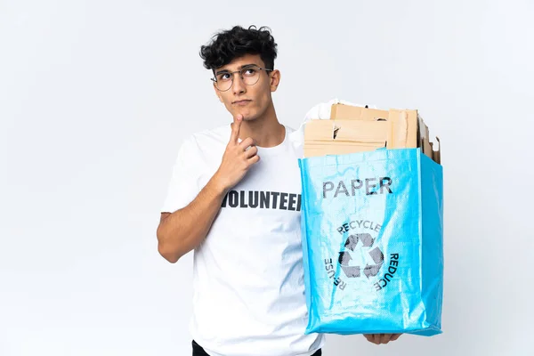 Joven Sosteniendo Una Bolsa Reciclaje Llena Papel Teniendo Dudas Mientras — Foto de Stock