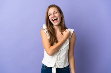 Bir zaferi kutlayan Kafkas kökenli genç bir kadın.