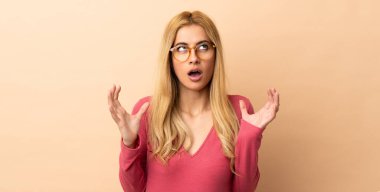 Genç Uruguaylı sarışın kadın izole bir hayat yaşıyor.