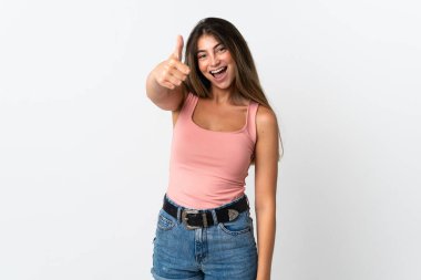 Beyaz arka planda izole edilmiş beyaz bir kadın. Başparmakları havada. Çünkü iyi bir şey oldu.