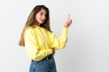 Beyaz arka planda izole edilmiş genç beyaz kadın mutlu ve yukarıya bakıyor.