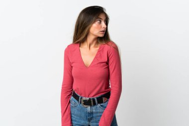 Beyaz arka planda soyutlanmış beyaz bir kadın. Portre