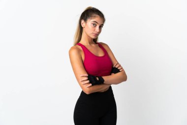 Beyaz arka planda izole genç beyaz kadın kollarını çapraz tutuyor.